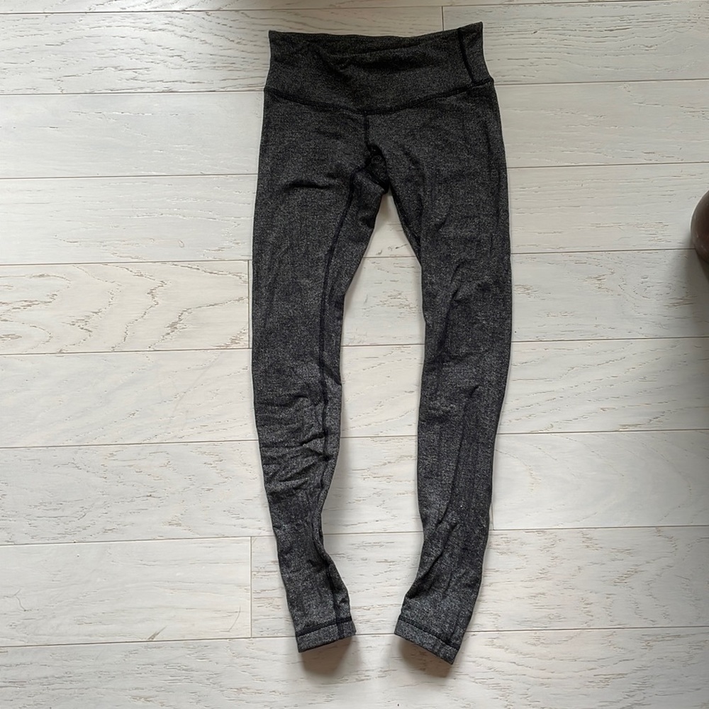 lulu lemon size 4 grey patterned leggings